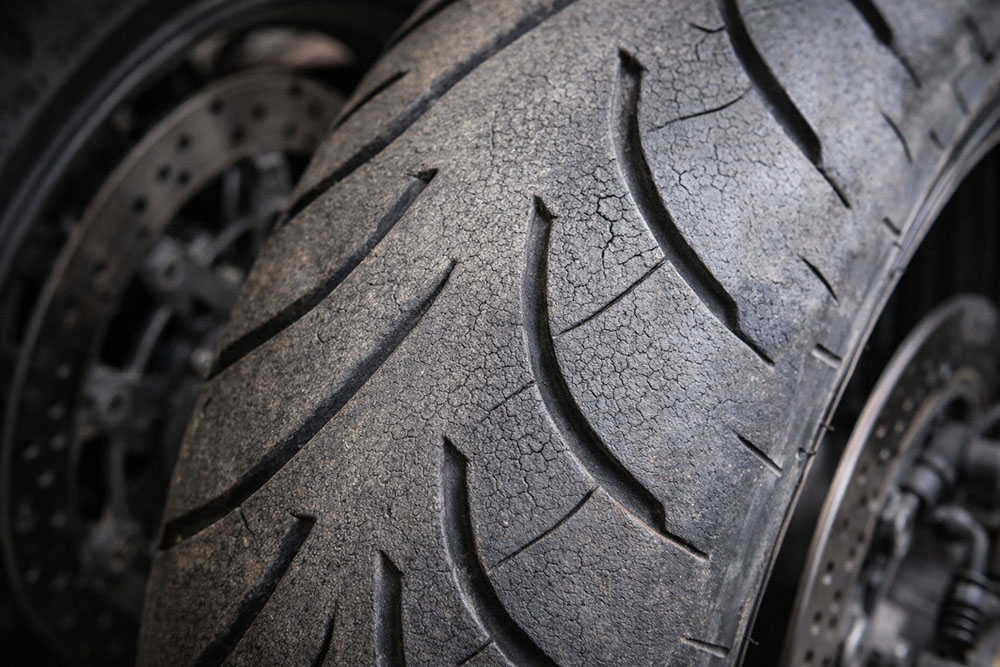 Почему старые мотошины могут выглядеть нормально но быть опасными